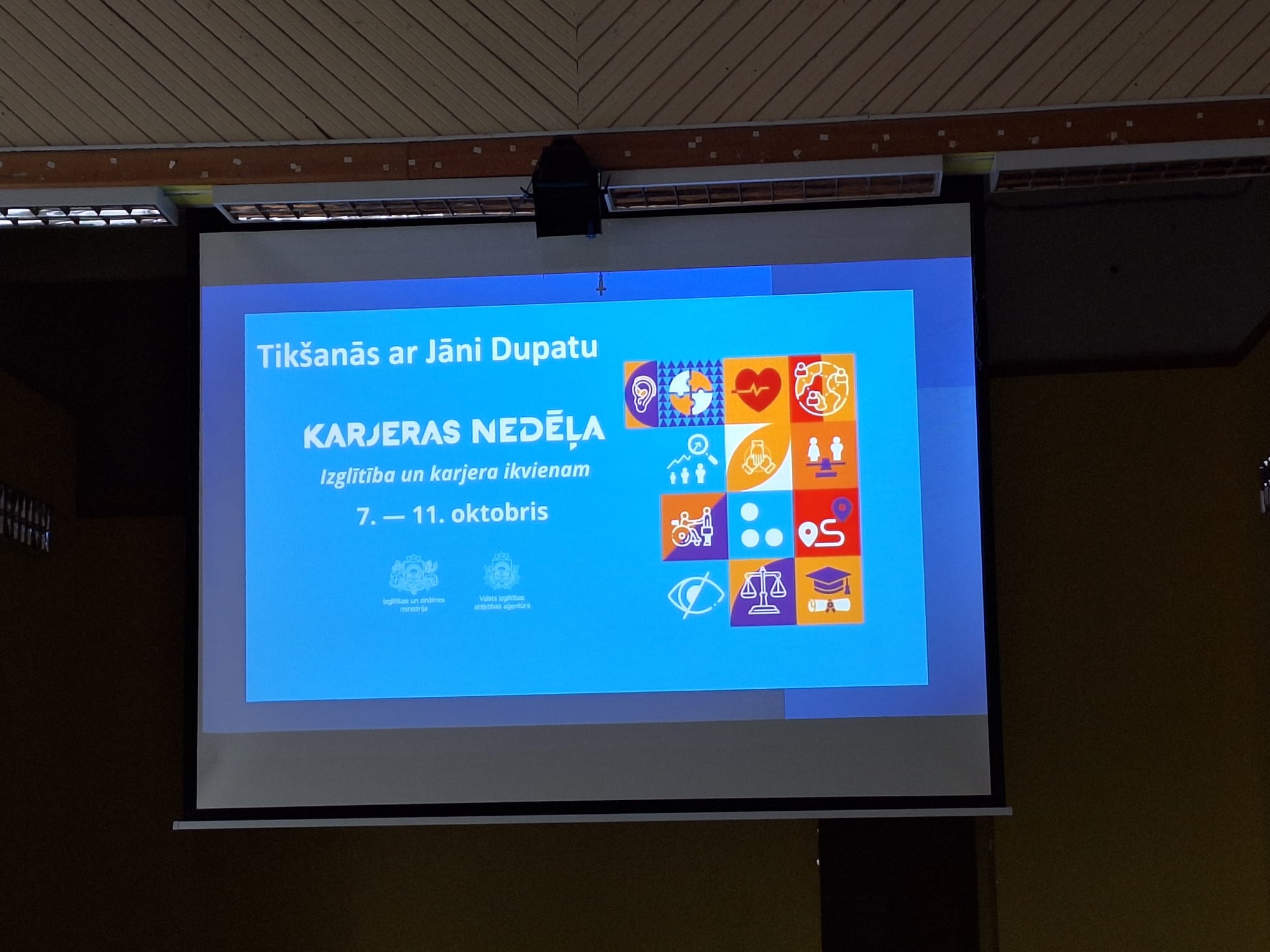 Karjeras nedēļas plakāts. 7.-11.oktobris Izglītība un karjera ikvienam. Fona krāsaini logotipi.