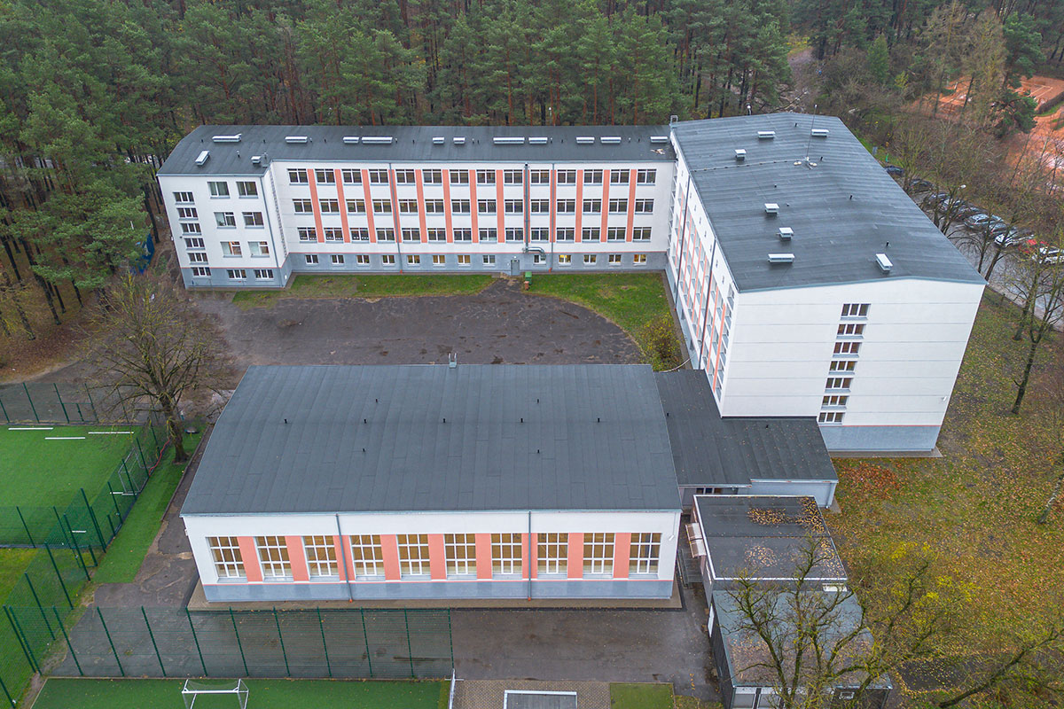 Skolas teritorija un būves- baltā krāsa ar sarkaniem līnijām, plakans jumsts