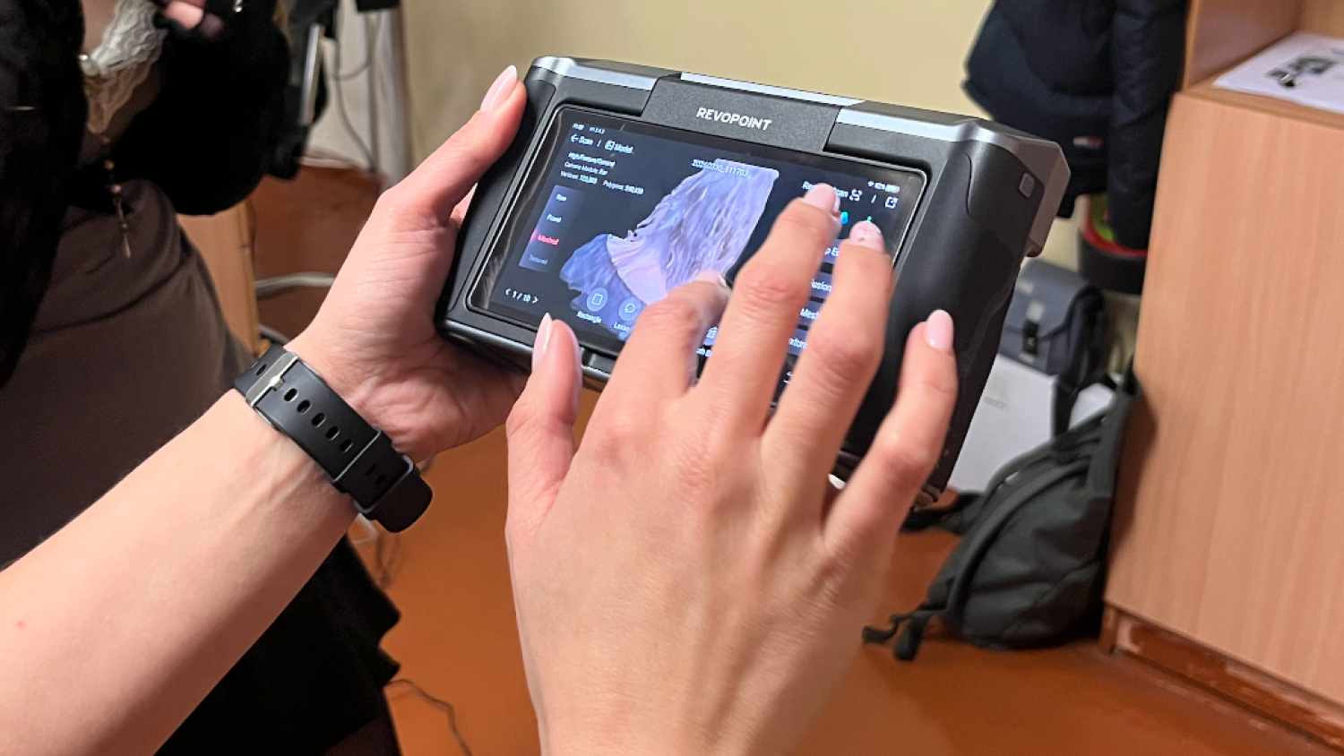 Rokās tur planšeti ar grafisko elementu