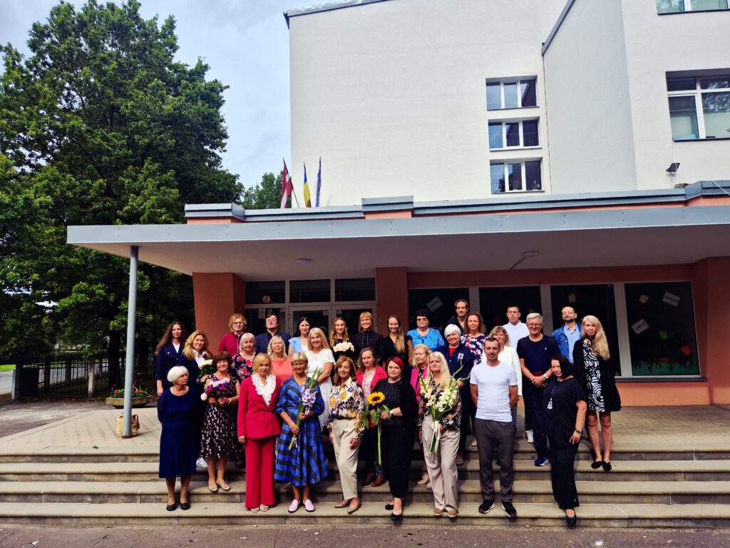 skolas pedagogi pie skolas uz trepēm 2026.gads septembris
